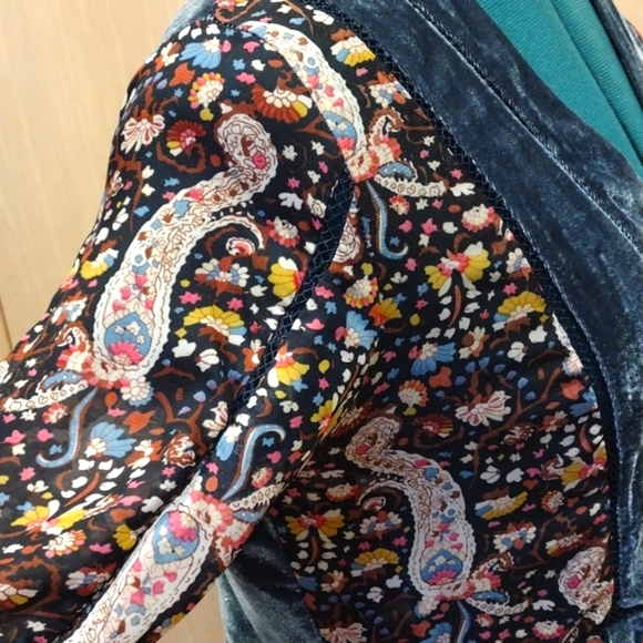 🔥POL Velour and Sheer Paisley Tunic With Bell Sleeves - Picture 6 of 17